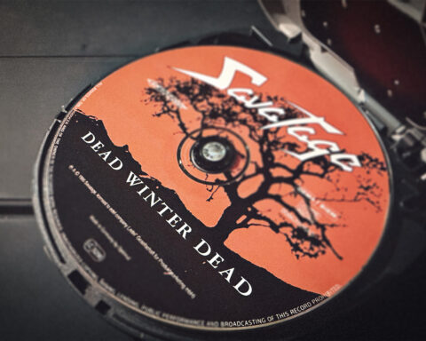 Dead Winter Dead, CD eingelegt in einem portablen CD Player