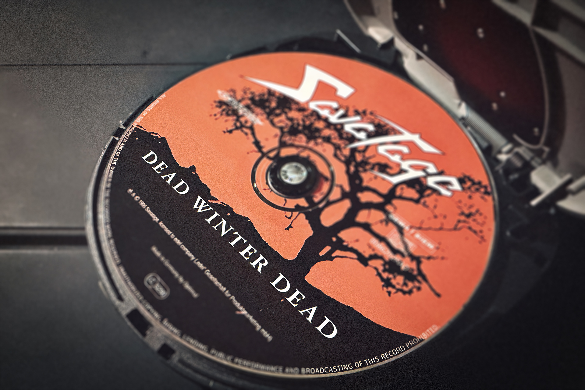 Dead Winter Dead, CD eingelegt in einem portablen CD Player
